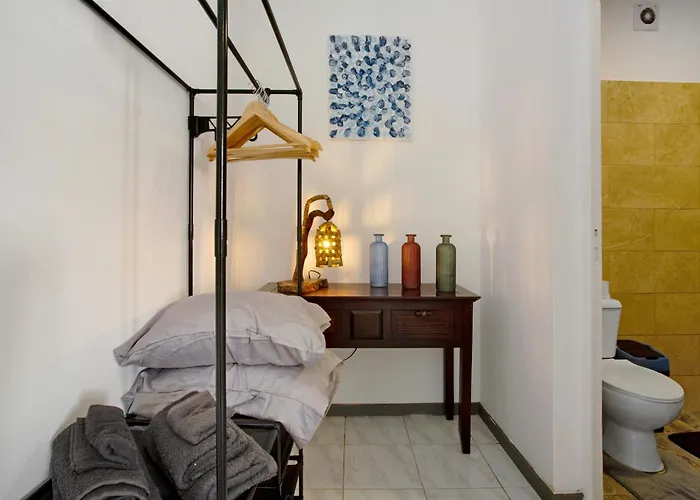 Pool Front 卡尼索